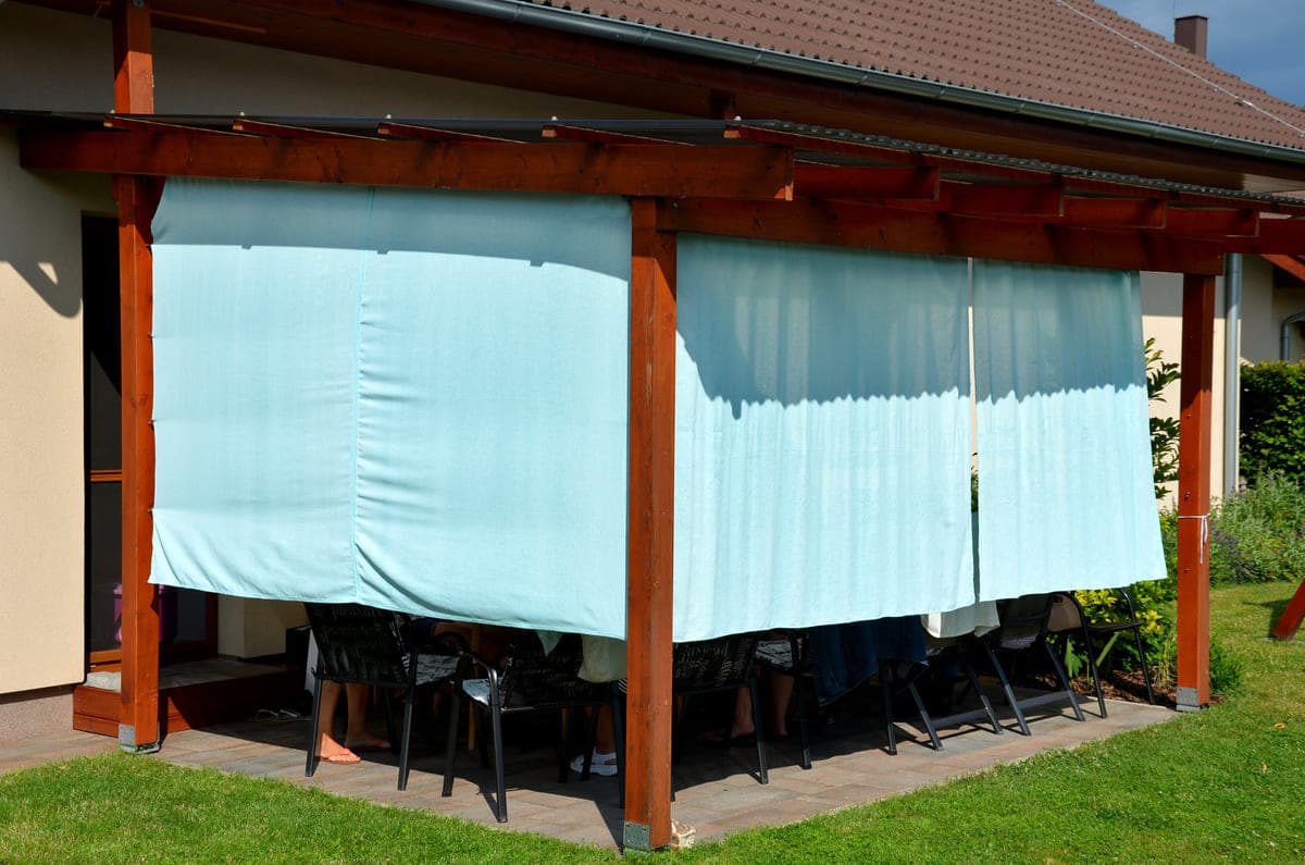 Advantages of Side Screens for Patio Privacy